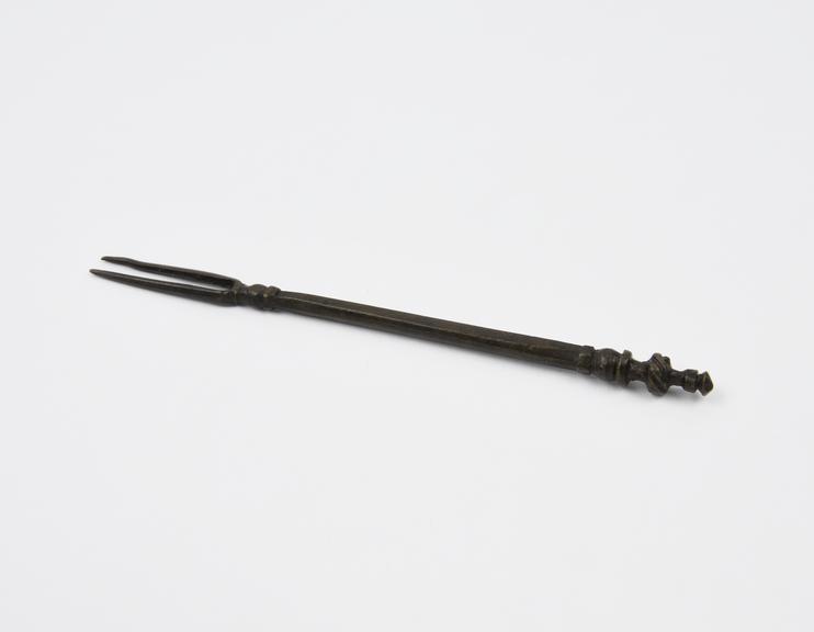 2-pronged fork with baluster-type knob