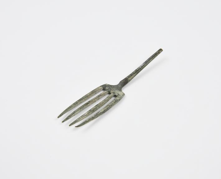 4-pronged fork with broken hexagonal handle