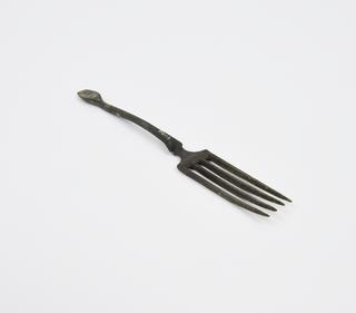Four pronged fork with shoulder and plain horsehoof knop