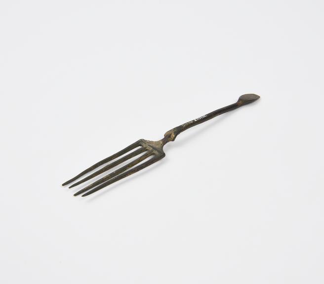 4-pronged fork with shoulder and diamond knop