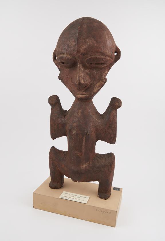 Female ancestral figure of carved wood, on mount