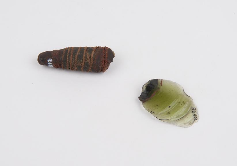 Small knife consisting of green glass or obsidian blade with