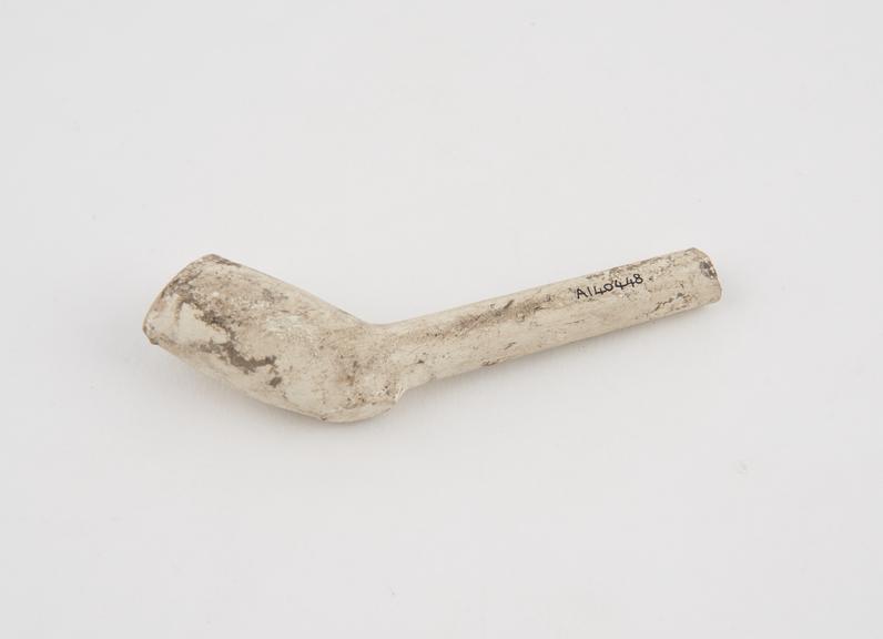 Clay tobacco pipe, maker unknown, made in English, 1680-1700