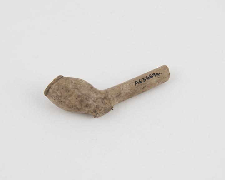 Clay tobacco pipe, maker unknown, made in England (?) 1610-1630