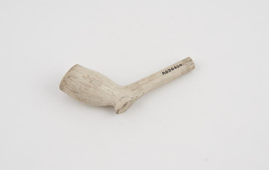 Clay tobacco pipe, by William Darbey, made in Broseley