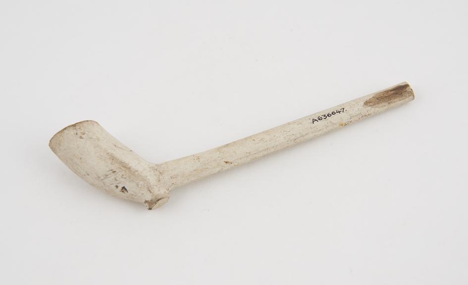 Clay tobacco pipe, maker unknown, made in England, 1730-1770