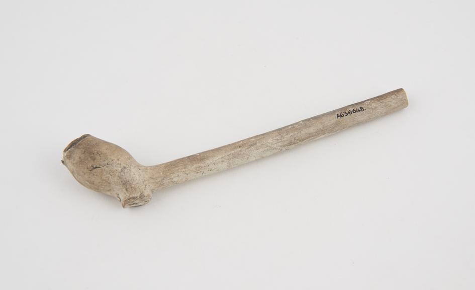 Clay tobacco pipe, maker unknown, made in England, 1635-1650