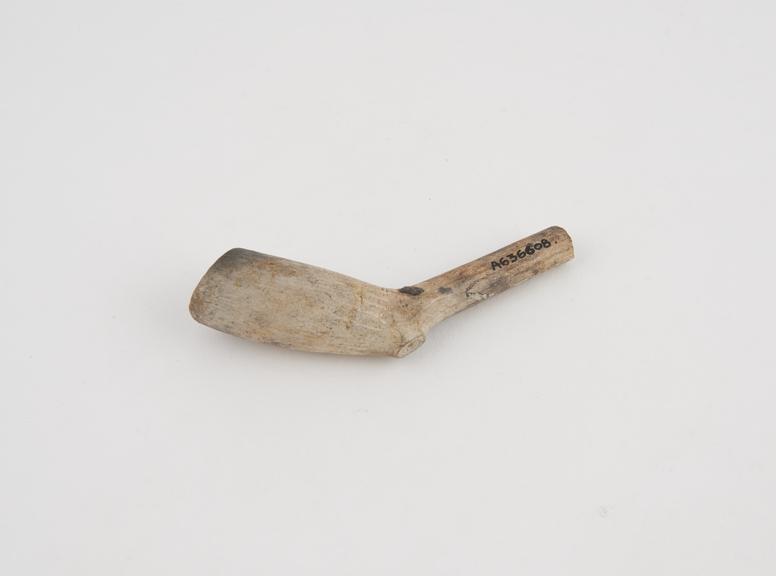 Clay tobacco pipe, maker uncertain, made in England, 1700-1730