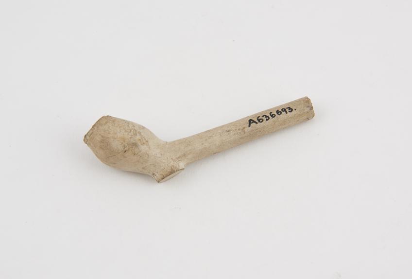 Clay tobacco pipe, maker unknown, made in England (?) 1610-1630