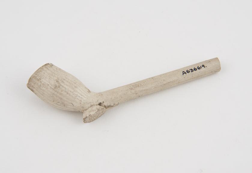 Clay tobacco pipe, by William Darbey, made in Broseley