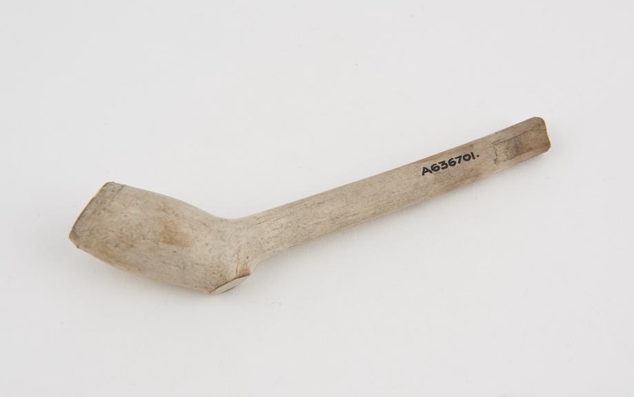 Clay tobacco pipe, maker unknown, made in England (?), 1680-1700