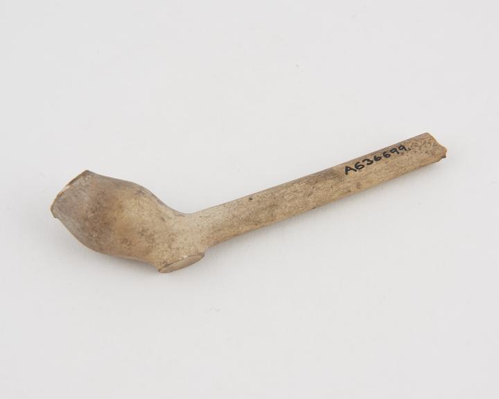 Clay tobacco pipe, maker unknown, made in England (?) 1610-1630