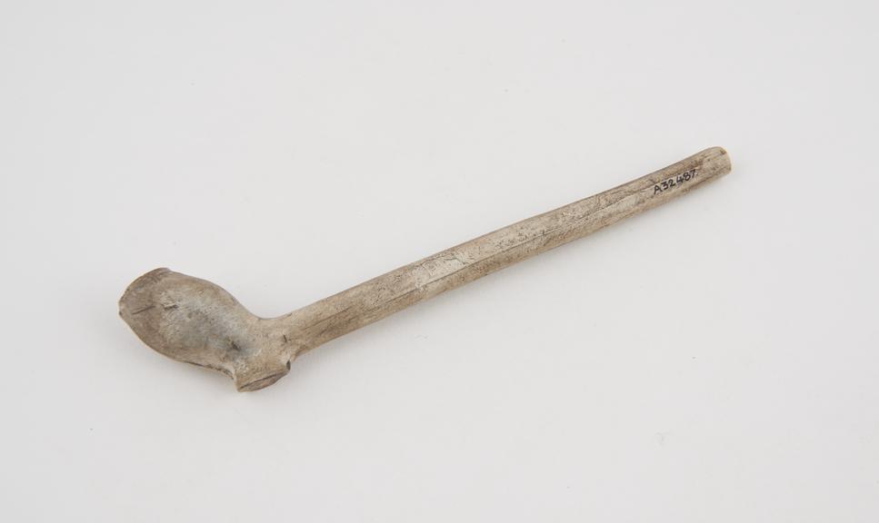 Clay tobacco pipe, maker unknown, made in England (?), 1630-1640