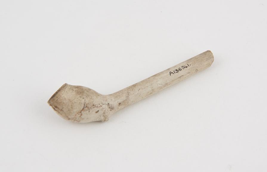 Clay tobacco pipe, maker unknown, made in England, 1600-1610