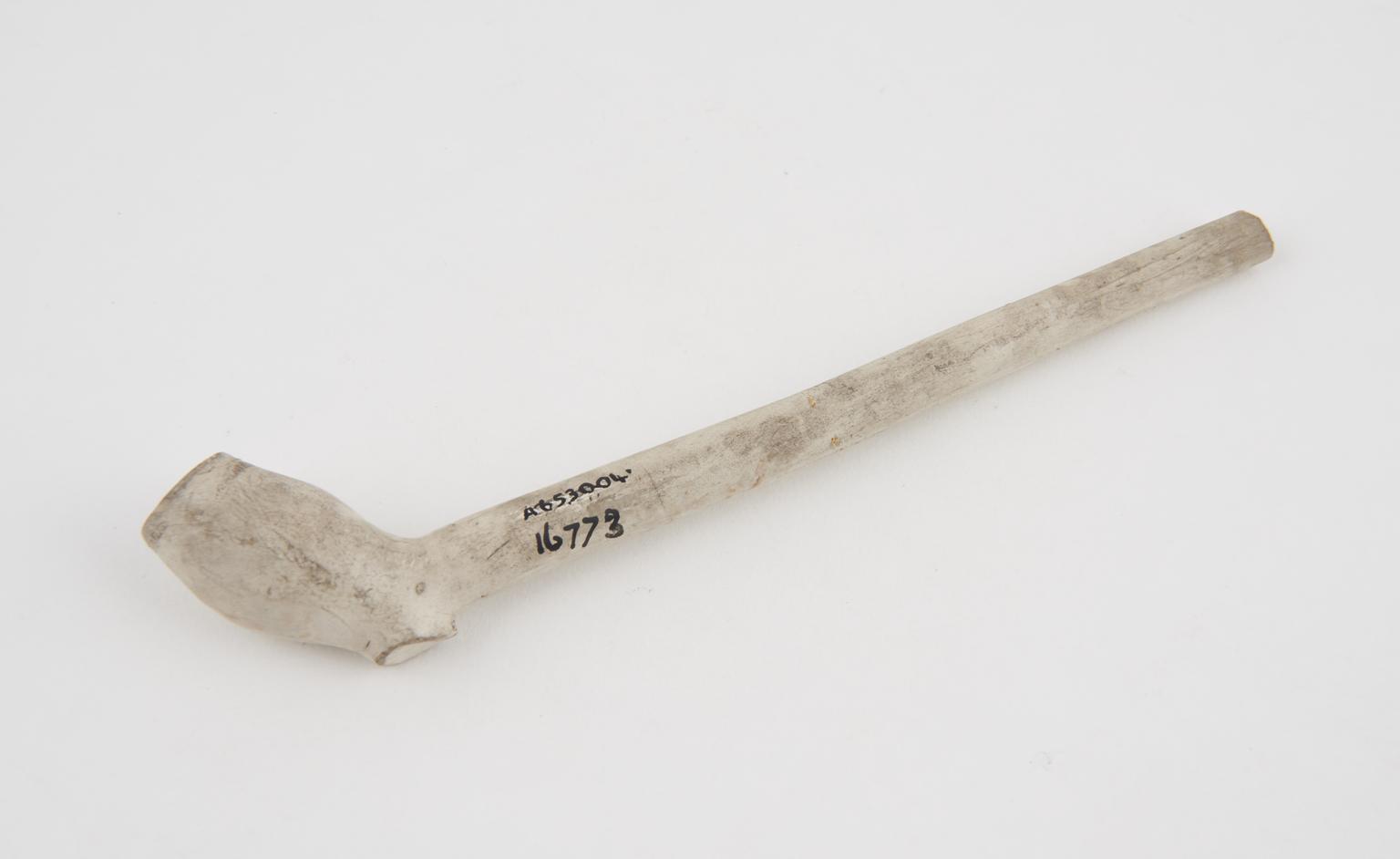 Clay tobacco pipe, English, 1660-1680