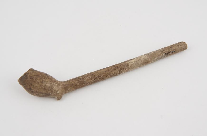 Clay tobacco pipe, maker unknown, made in England, 1630-1640