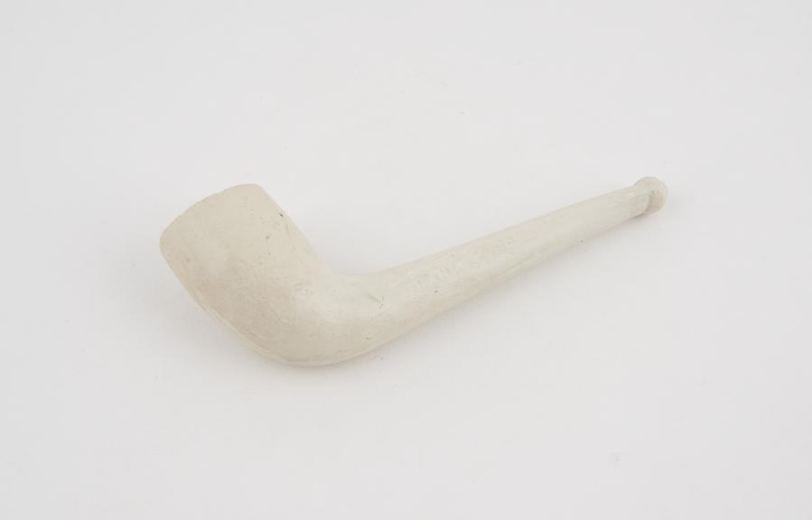 Clay `dudheen' tobacco pipe, equivalent to Scottish cutty