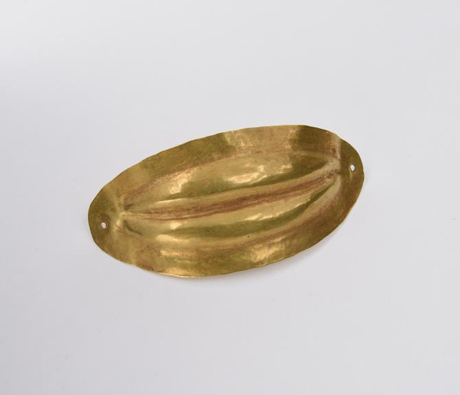 Beaten gold amulet, in the shape of a mouth, unsigned