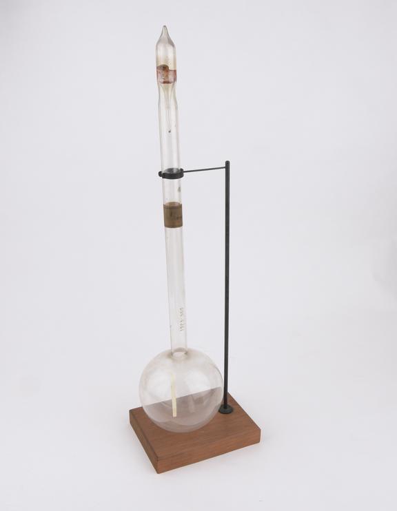 Large radiometer with suspended pith vane