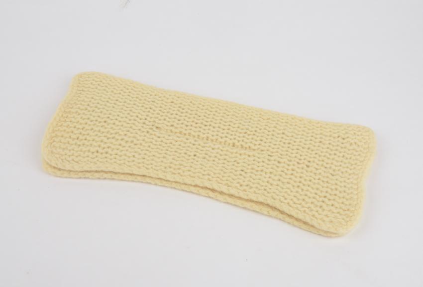 Example of interlacing surface in cream wool