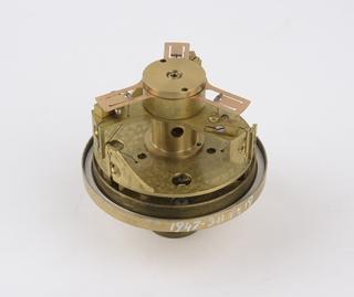 Essen-type z-cut quartz ring mount with six supporting threads