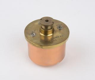 Essen-type z-cut ring quartz oscillator sealed in casing