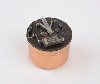 Essen-type z-cut ring quartz oscillator with metal casing loose