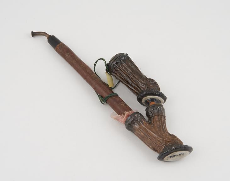 Ceramic pipe simulating carved wood