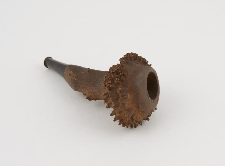 Thorn root pipe, short variety, fitted horn mouthpiece