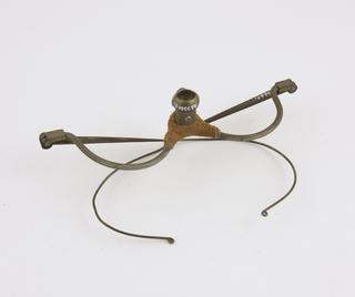 Spectacle frame for laryngeal reflector