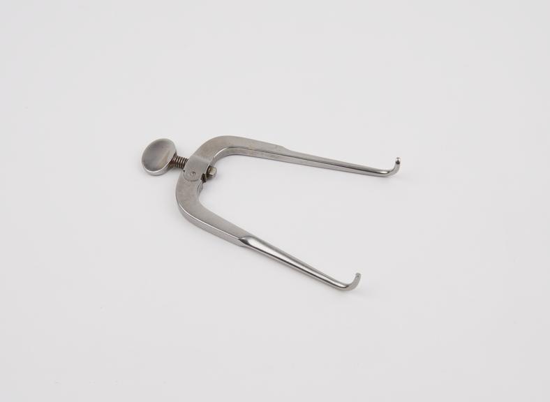 Comyn Berkeley's vulva retractor for use during perineorrhaphy