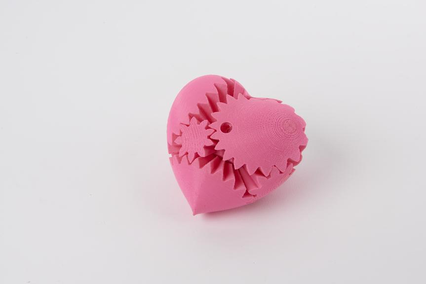 3D printed object with moveable parts in shape of heart