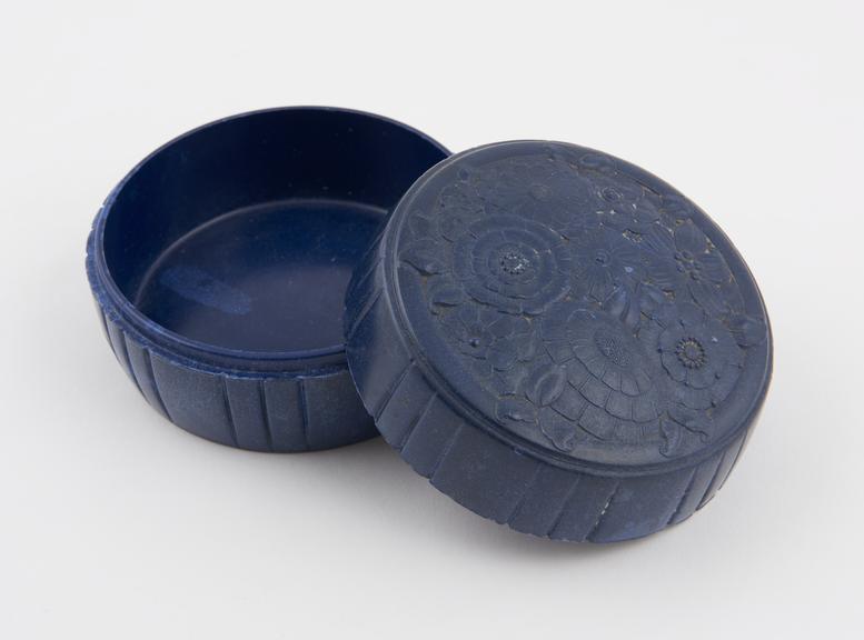 Circular box of lapis lazuli casein(?)