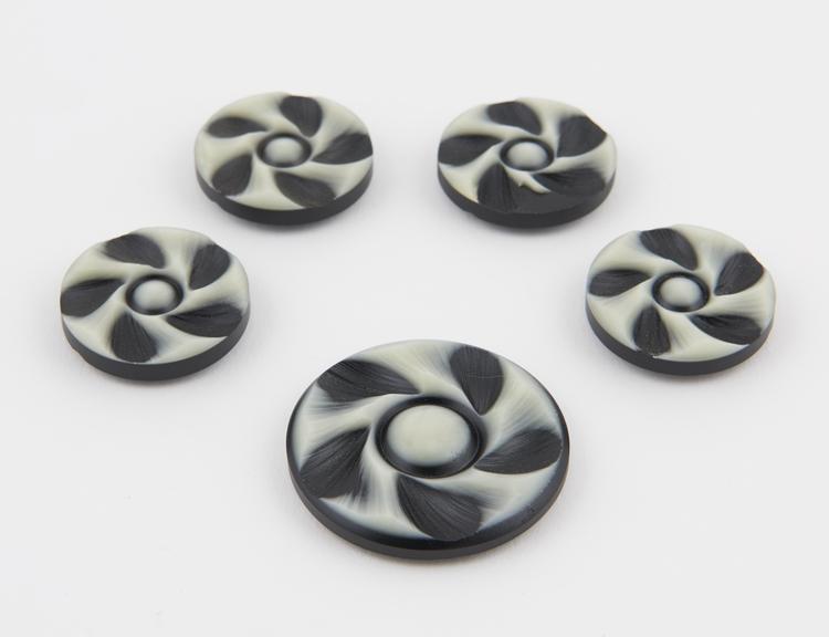 5 (five) laminated casein buttons coloured black and white