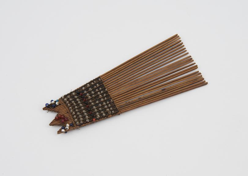 Small cane comb with 22 prongs (combs)