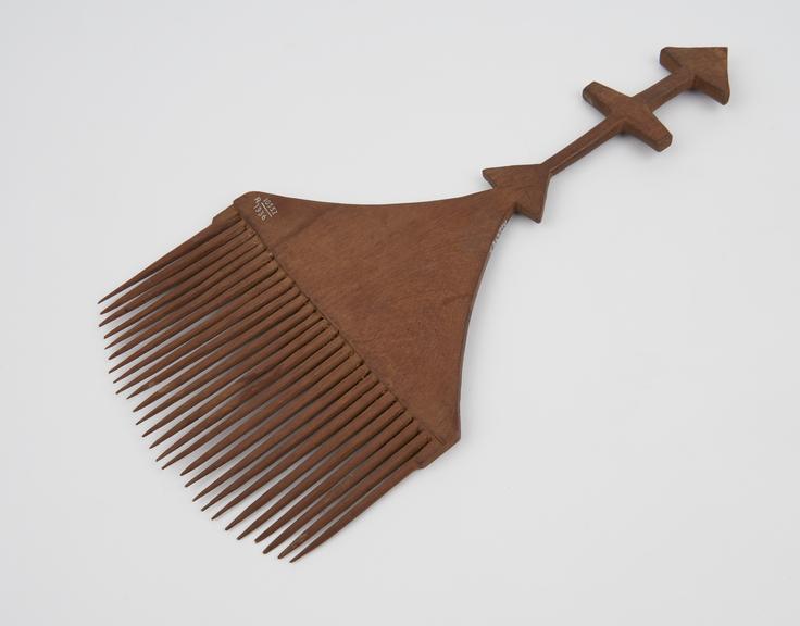 Large comb with 27 teeth, made of wood, paddle-shaped