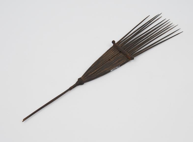 Cane comb with 13 prongs, paddle-shaped