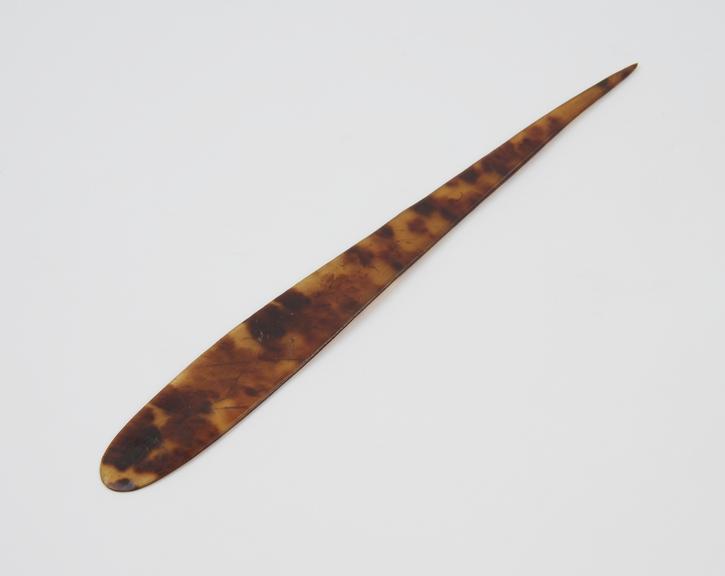 Tortoiseshall spatula, with pointed handle