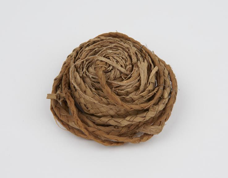 Dressing consisting of coiled plaited straw diaper