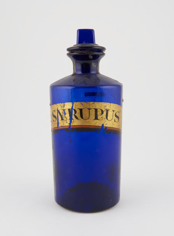 Glass shop round, inscribed SYRUPUS', British