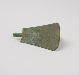 Axe-head shaped razor blade with socket