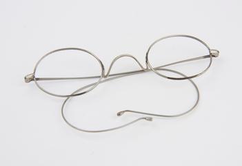 Hook-sided spectacle frame with oval lenses