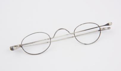 Pantoscopic spectacles with oval lense and one piece side-arms