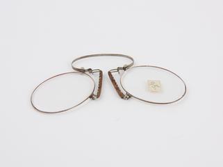 Clip spectacles with a steel rim and oval lenses