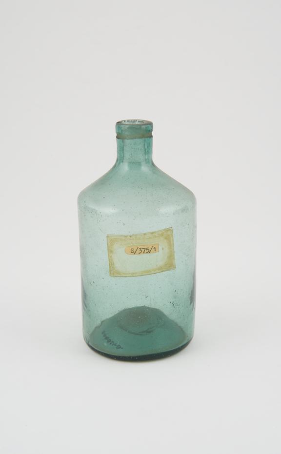 Glass bottle, cylindrical body