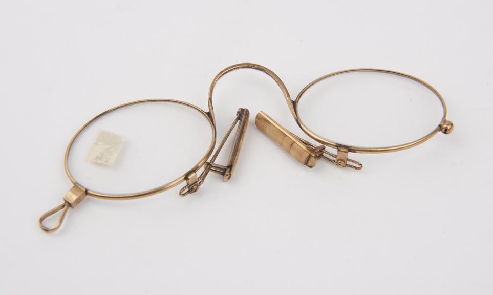 Gold clip eyeglasses with rigid bridge