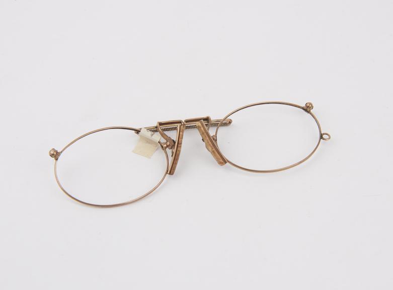 Gold eyeglasses with horizontal clip, American pattern