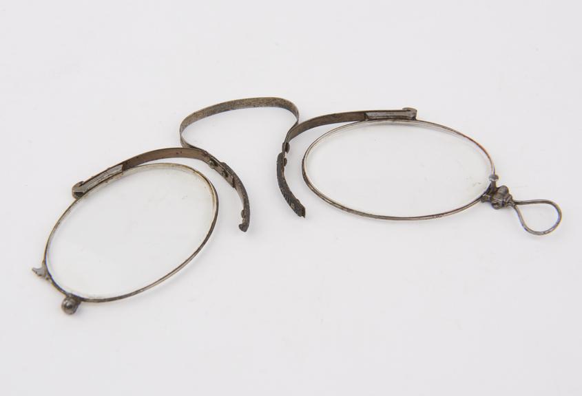 'Prima Donna' spring folding clip eyeglasses with oval lenses