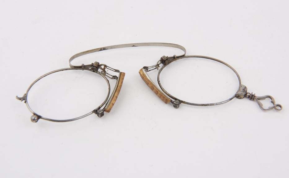 Metal clip eyeglasses with double cork plaquets and oval lenses