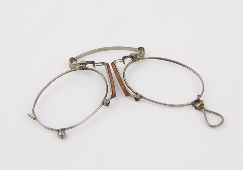 Canadian steel coiled-spring folding clip eyeglasses with oval